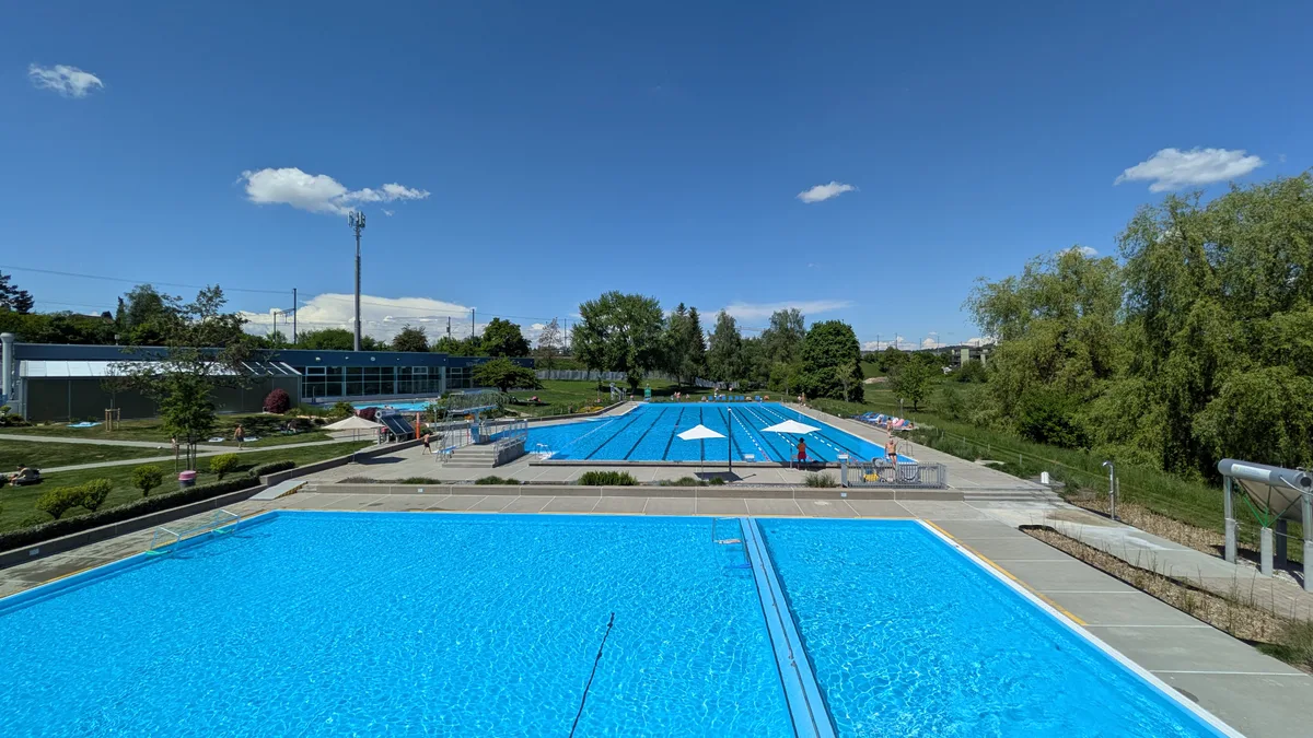 Blick auf ein Freibad im Sommer.
